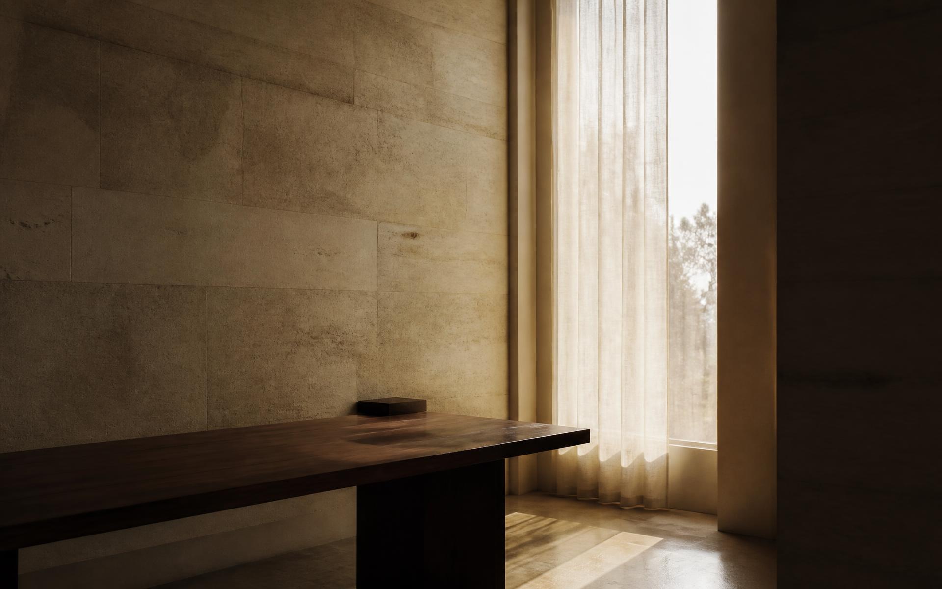 Interior sóbrio de um escritório privado, com luz natural sobre uma mesa de madeira